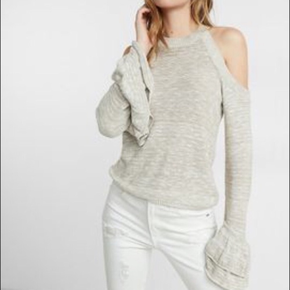 Express a cold shoulder sweater! In cream!